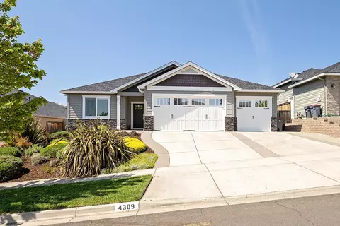 4309 Navarro Springs Ave, Medford, OR 97504