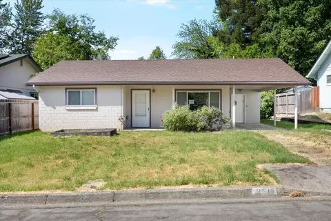 934 NE Cedar Ln, Grants Pass, OR 97526