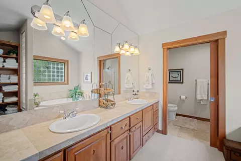 Bath - 57661 Poplar Loop, Sunriver, OR 97707 photo 3 of 8