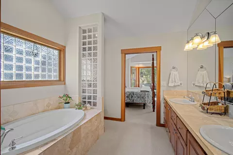 Bath - 57661 Poplar Loop, Sunriver, OR 97707 photo 5 of 8