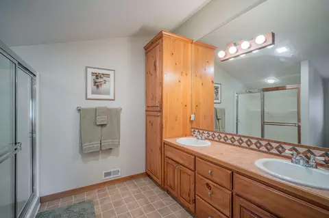 Bath - 57661 Poplar Loop, Sunriver, OR 97707 photo 7 of 8