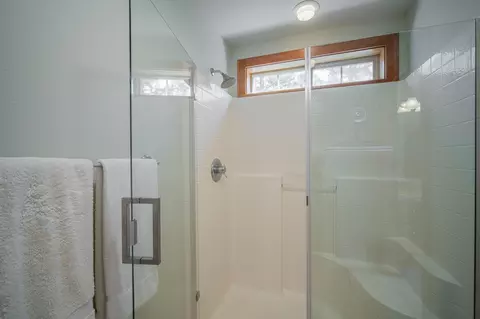 Bath - 57661 Poplar Loop, Sunriver, OR 97707 photo 6 of 8