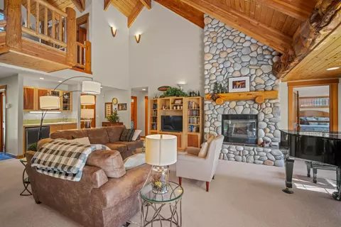 Living - 57661 Poplar Loop, Sunriver, OR 97707 photo 2 of 4