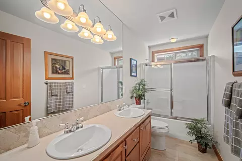 Bath - 57661 Poplar Loop, Sunriver, OR 97707 photo 2 of 8