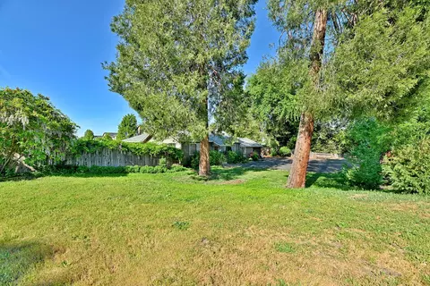 Exterior - 552 Gray Ct, Central Point, OR 97502 photo 11 of 12