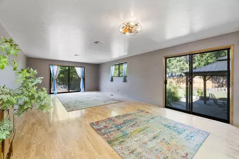 Living - 552 Gray Ct, Central Point, OR 97502 photo 1 of 4