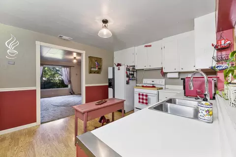 Kitchen - 552 Gray Ct, Central Point, OR 97502 photo 3 of 3