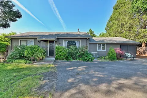 Exterior - 552 Gray Ct, Central Point, OR 97502 photo 2 of 12