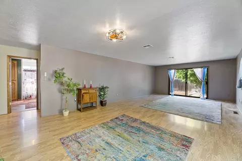 Living - 552 Gray Ct, Central Point, OR 97502 photo 2 of 4