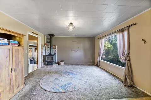 Living - 552 Gray Ct, Central Point, OR 97502 photo 4 of 4