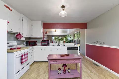 Kitchen - 552 Gray Ct, Central Point, OR 97502 photo 1 of 3