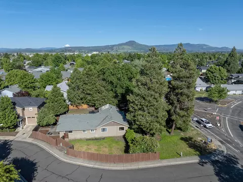 View/Area - 552 Gray Ct, Central Point, OR 97502 photo 1 of 4