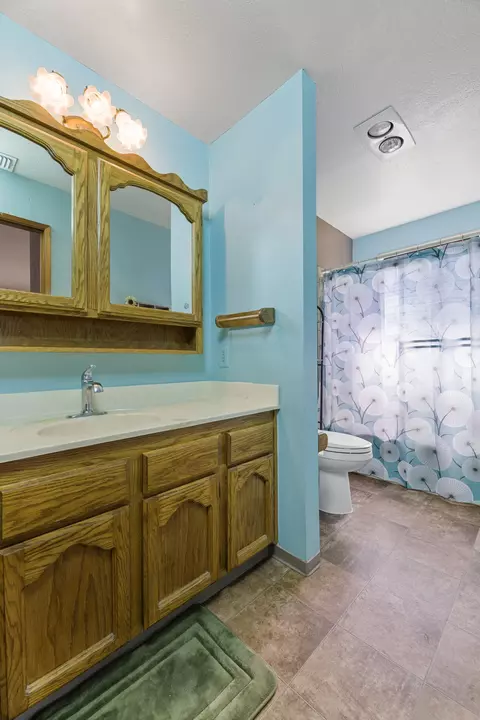 Bath - 552 Gray Ct, Central Point, OR 97502 photo 1 of 2