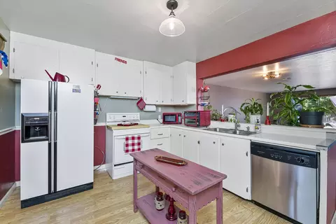 Kitchen - 552 Gray Ct, Central Point, OR 97502 photo 2 of 3