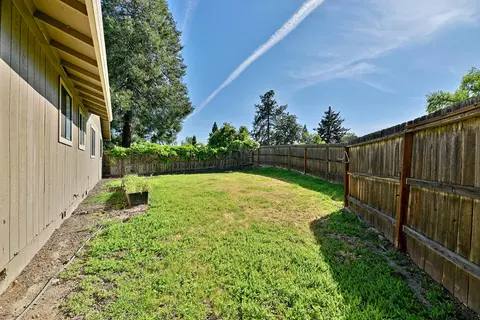 Exterior - 552 Gray Ct, Central Point, OR 97502 photo 3 of 12