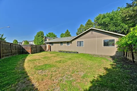 Exterior - 552 Gray Ct, Central Point, OR 97502 photo 4 of 12