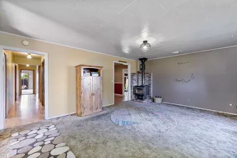 Living - 552 Gray Ct, Central Point, OR 97502 photo 3 of 4