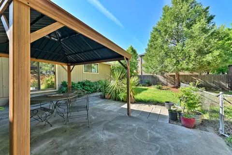 Exterior - 552 Gray Ct, Central Point, OR 97502 photo 6 of 12