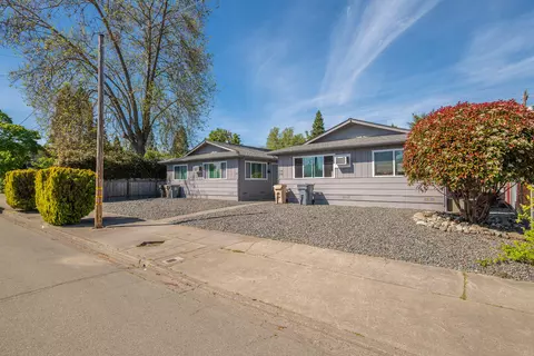 534 NW E St #534-536-538, Grants Pass, OR 97526