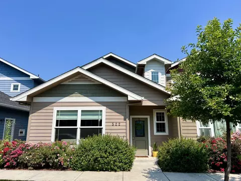 522 Blue Moon Dr, Central Point, OR 97502