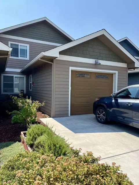 522 Blue Moon Dr, Central Point, OR 97502 photo 2