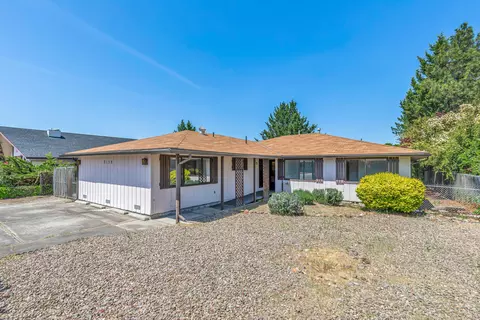 2139 Delta Waters Rd, Medford, OR 97504