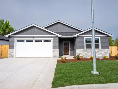 1935 Hannah Ln, Medford, OR 97504