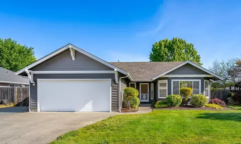 2956 Golden Aspen Dr, Grants Pass, OR 97527