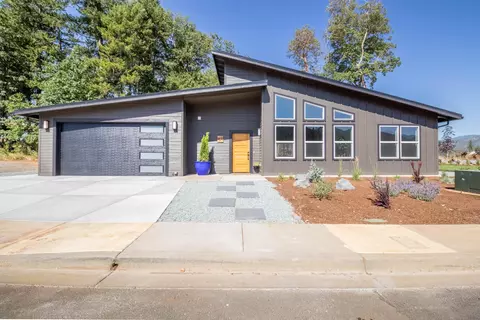 409 Selah Ln, Cave Junction, OR 97523
