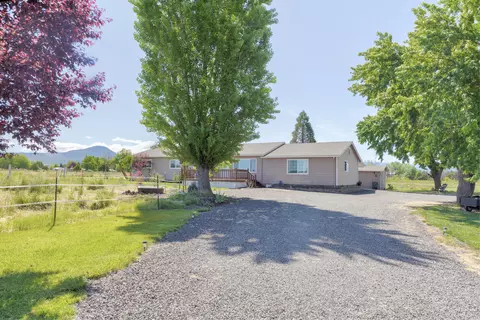 400 Latigo Ln, Central Point, OR 97502