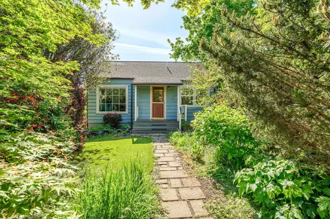 54 Gresham St, Ashland, OR 97520 photo 2