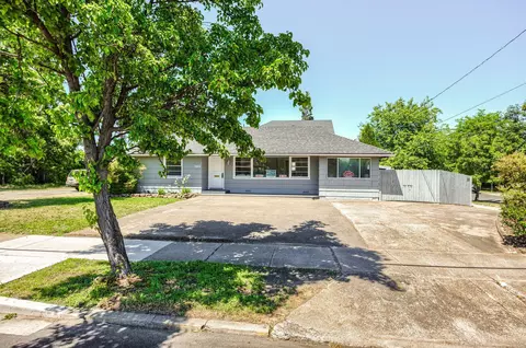 1204 W Main St, Medford, OR 97501