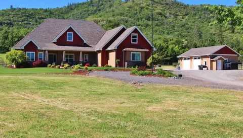 7765 Colonial Way, Central Point, OR 97502