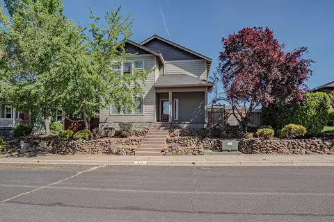 930 Win Way, Eagle Point, OR 97524 photo 1