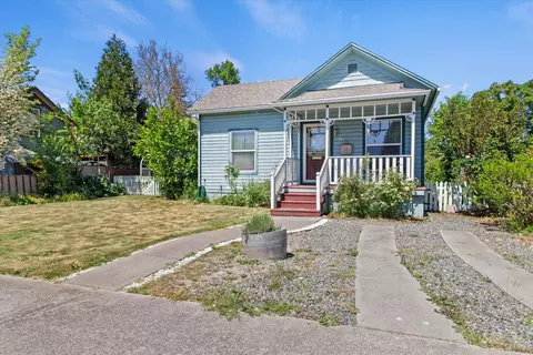 718 SW J St, Grants Pass, OR 97526