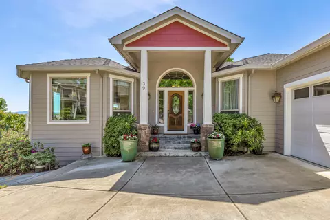 39 Greenmoor Dr, Eagle Point, OR 97524