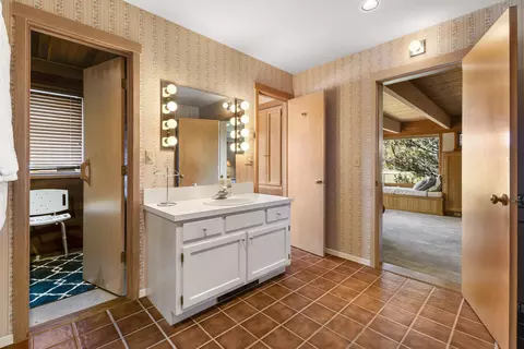 Bath - 20875 Sholes Rd, Bend, OR 97702 photo 2 of 8