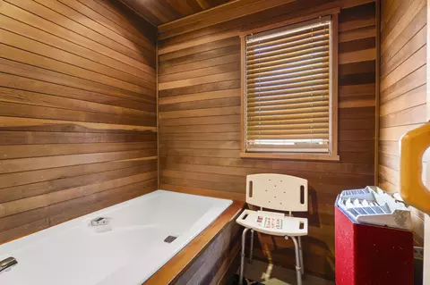 Bath - 20875 Sholes Rd, Bend, OR 97702 photo 1 of 8