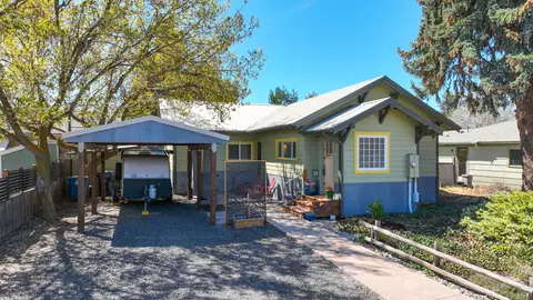 124 NW Dogwood Ave, Redmond, OR 97756