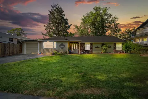 456 Edgewater Dr, Grants Pass, OR 97527