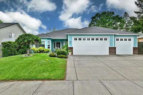 687 White Oak Ave, Central Point, OR 97502