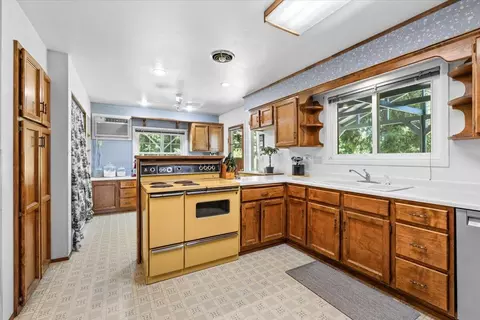 Kitchen - 2368 Upper River Rd Loop, Grants Pass, OR 97526 photo 2 of 4