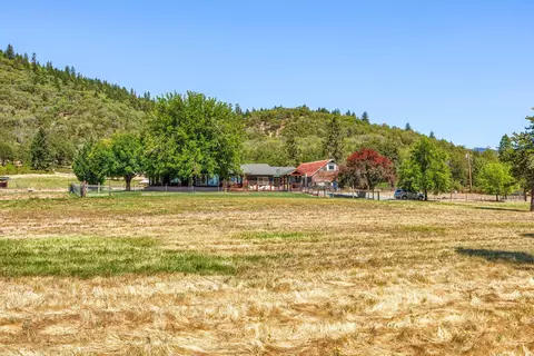 2575 Evans Creek Rd, Rogue River, OR 97537