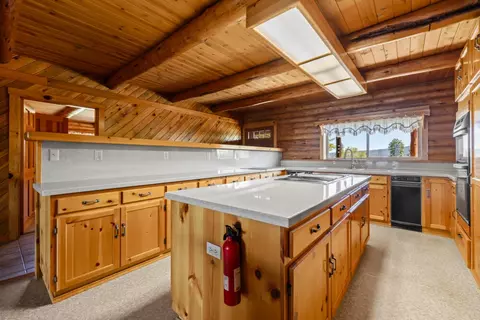 Kitchen - 34840 Dawn Loop, Chiloquin, OR 97624 photo 2 of 6