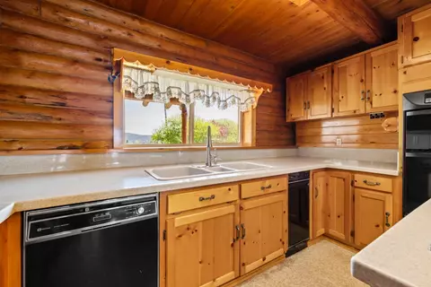 Kitchen - 34840 Dawn Loop, Chiloquin, OR 97624 photo 5 of 6