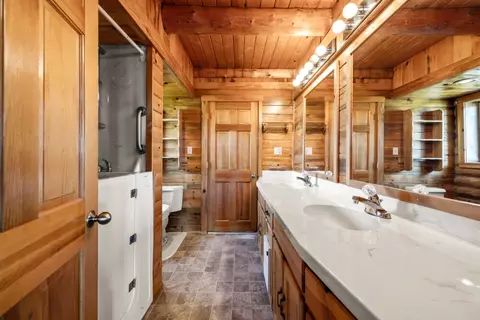 Bath - 34840 Dawn Loop, Chiloquin, OR 97624 photo 2 of 4