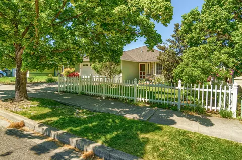 1233 Orchid St, Ashland, OR 97520