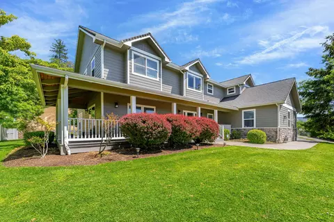 1898 NW Sunview Pl, Grants Pass, OR 97526
