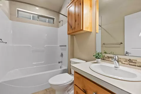 Bath - 626 NW Compass Ln, Bend, OR 97703 photo 2 of 6