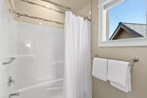 Bath - 626 NW Compass Ln, Bend, OR 97703 photo 6 of 6